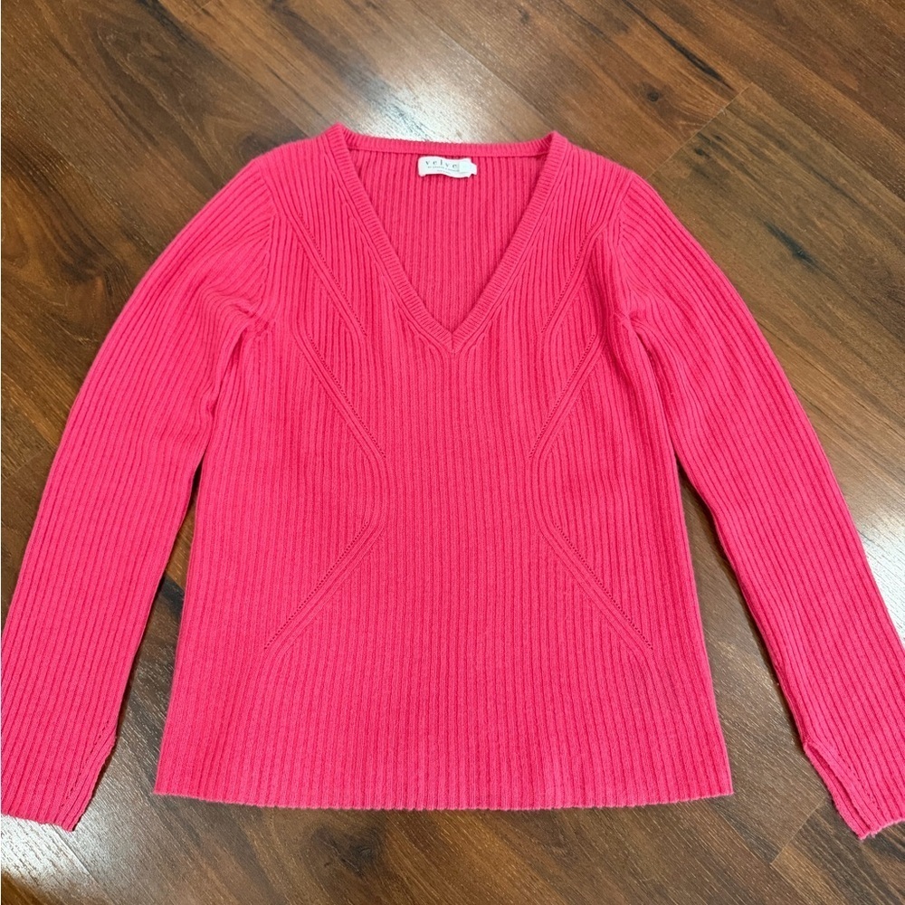 Velvet by Graham & Spencer 100% cashmere v-neck sweater Pink color Sz M